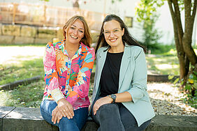 2 Frauen lachen als Team