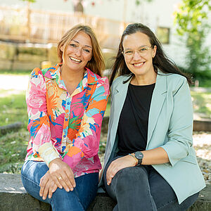 2 Frauen lachen als Team