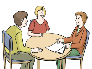 Drei Menschen sitzen am Tisch und sprechen miteinander.