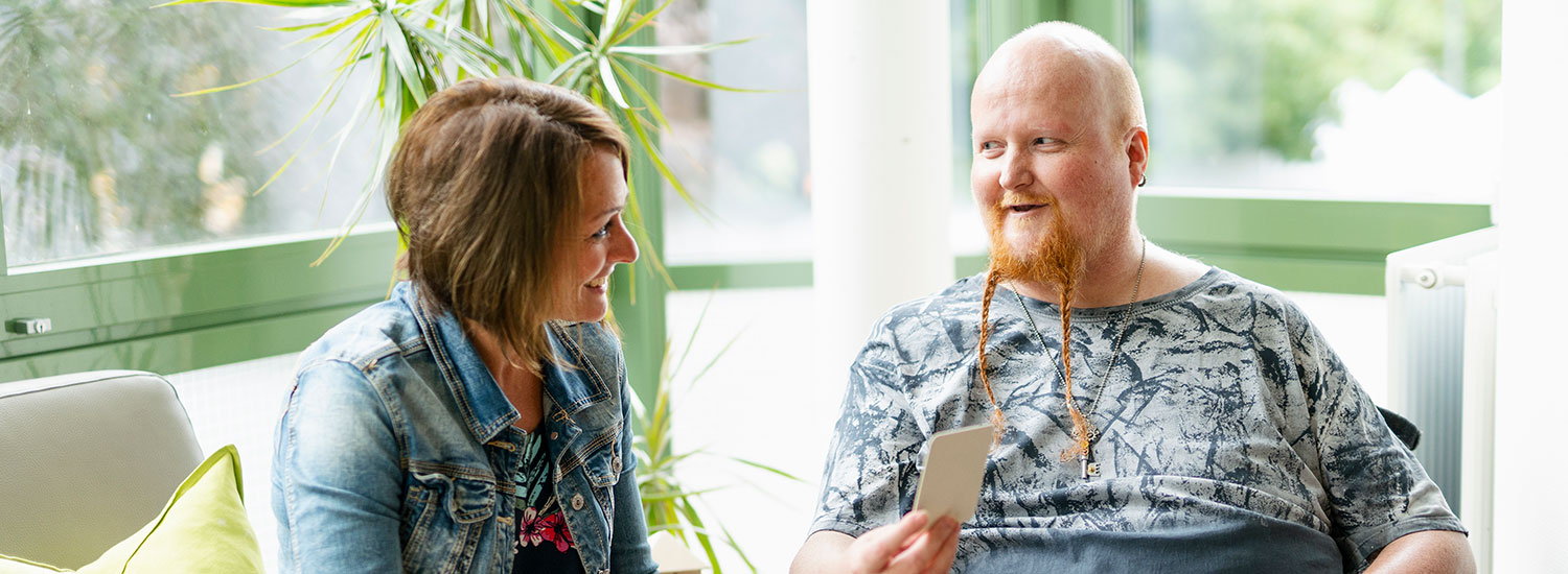 Zwei Menschen in einer Beratungssituation